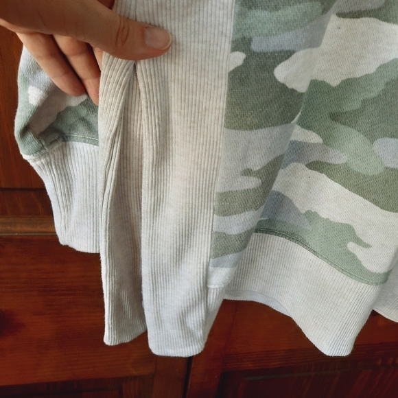 Aerie Good Vibes Oversized Green Camo Side Slit crewneck sweatshirt size XS - Picture 9 of 12